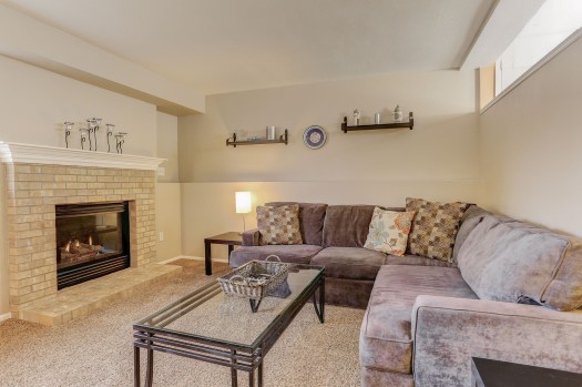 5366-e-130th-pl_familyroom-2